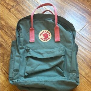 Fjallraven Kånken Forest Green Backpack with Coral Handles